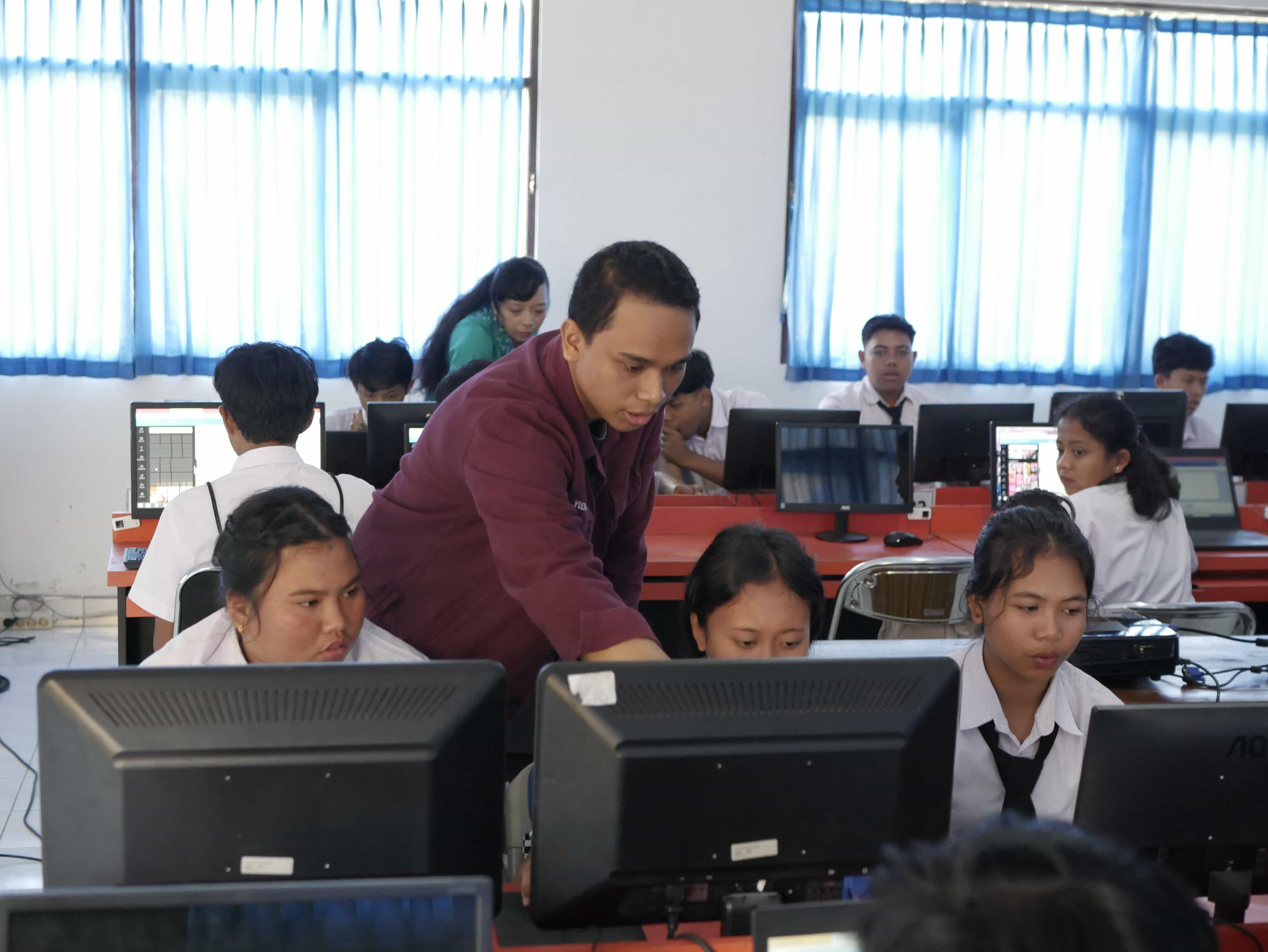 Pengabdian masyarakat Hima Prodi Informatika Primakara University